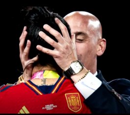 Luis Rubiales kissing Jenni Hermoso after the Spanish women's soccer team won the World Cup